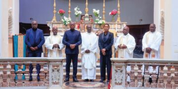 Brice Clotaire Oligui Nguema participe à la messe de la Toussaint à Rome aux côtés de la Première Dame