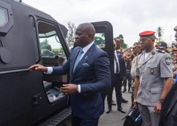 Gabon : Oligui Nguema participe à la levée des couleurs au Premier Régiment Parachutiste Gabonais et renforce le parc militaire