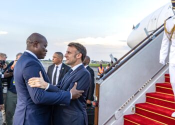 Macron à Libreville : Oligui Nguema accueille le président français pour une visite d’État sous haute portée stratégique
