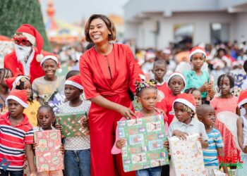 Zita Oligui Nguema offre la magie de Noël aux enfants de Franceville