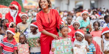 Zita Oligui Nguema offre la magie de Noël aux enfants de Franceville