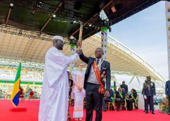 Brice Clotaire Oligui Nguema félicite Mamadi Doumbouya pour sa victoire présidentielle en Guinée