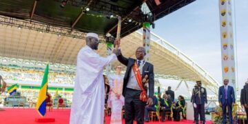 Brice Clotaire Oligui Nguema félicite Mamadi Doumbouya pour sa victoire présidentielle en Guinée