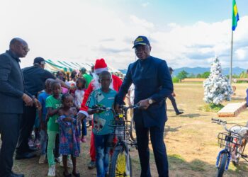 Noël à la Lopé : le Président Oligui Nguema offre sourires et promesse d’éducation