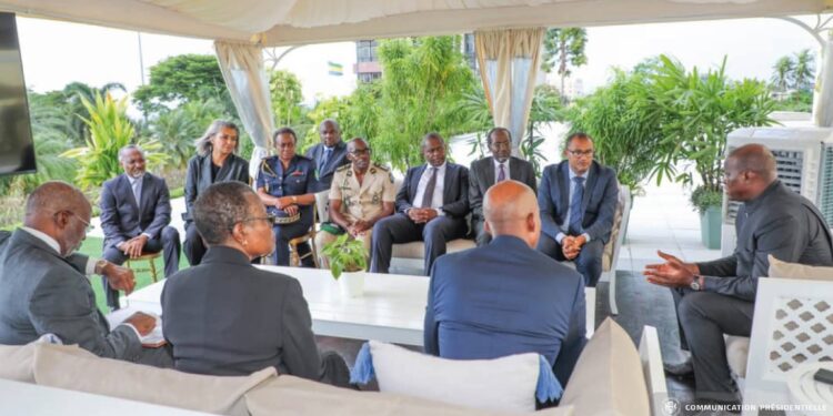 Hommage républicain : Oligui Nguema présente personnellement ses condoléances aux représentants de la famille d’Emmanuel Ondo Methogo