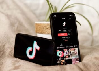 Santé mentale des adolescents : le gouvernement français part à l’assaut de TikTok