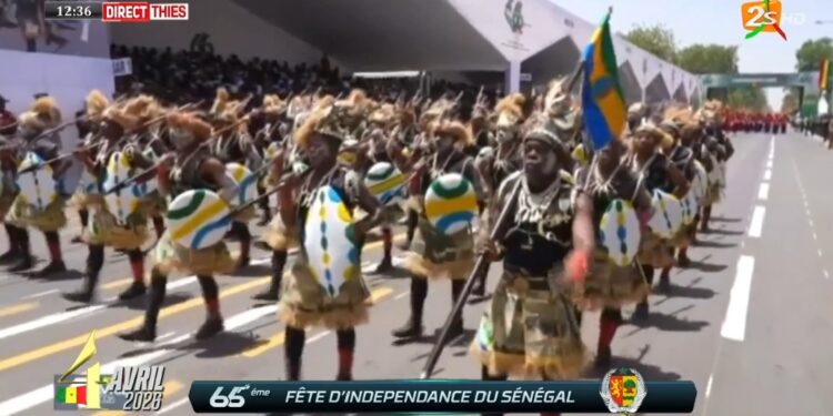 Les Pisteurs Pygmées de la Garde Républicaine Gabonaise Brillent à Thiès pour le 66e anniversaire de la Fête de l’Indépendance du Sénégal