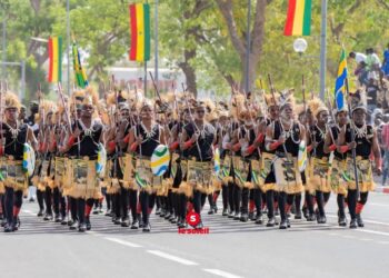 Les Pisteurs Pygmées de la Garde Républicaine Gabonaise Brillent à Thiès pour le 66e anniversaire de la Fête de l’Indépendance du Sénégal