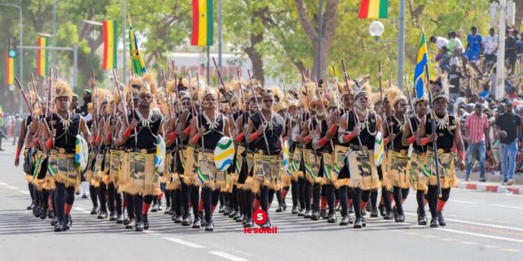 Les Pisteurs Pygmées de la Garde Républicaine Gabonaise Brillent à Thiès pour le 66e anniversaire de la Fête de l’Indépendance du Sénégal