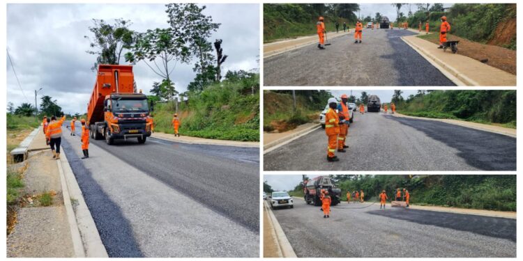 De promesse en acte concret : les travaux de bitumage des voiries de Kango ont débuté sous l’impulsion d’Oligui Nguema