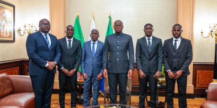 Coupe du Monde 2026 : Oligui Nguema célèbre les arbitres qui placent le Gabon dans l’élite mondiale du football