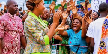 Tchibanga : accueil triomphal pour la Première Dame Zita Oligui Nguema à l’occasion de la Fête des Mères