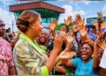 Tchibanga : accueil triomphal pour la Première Dame Zita Oligui Nguema à l’occasion de la Fête des Mères