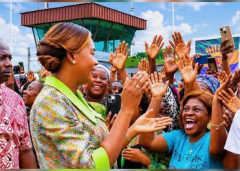 Tchibanga : accueil triomphal pour la Première Dame Zita Oligui Nguema à l’occasion de la Fête des Mères