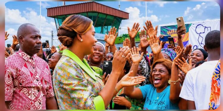 Tchibanga : accueil triomphal pour la Première Dame Zita Oligui Nguema à l’occasion de la Fête des Mères