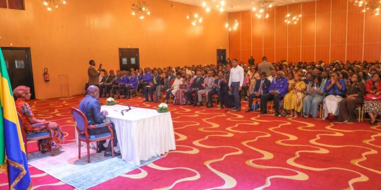 En Côte d’Ivoire, Oligui Nguema renforce le lien avec les Gabonais de l’étranger