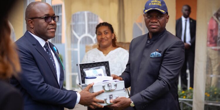 Santé : Oligui Nguema procède à la remise d’un important lot d’équipements médicaux au CHUL