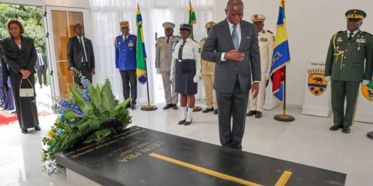 Hommage : Oligui Nguema perpétue la tradition en honorant Léon Mba, Père de la Nation