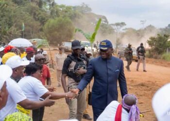 Arrivée d’Oligui Nguema dans l’Ogooué-Ivindo : le Chef de l’État a choisi la poussière des routes pour rester au plus près des populations
