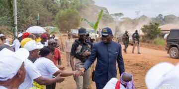 Arrivée d’Oligui Nguema dans l’Ogooué-Ivindo : le Chef de l’État a choisi la poussière des routes pour rester au plus près des populations