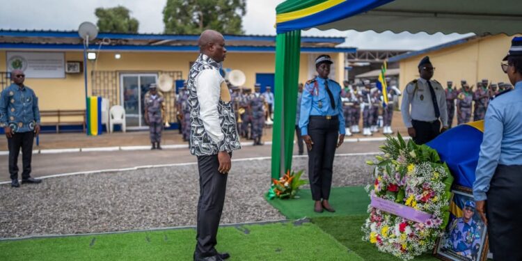 Port-Gentil : Oligui Nguema rend hommage au Colonel Jean-Délis Makita, serviteur de la Nation