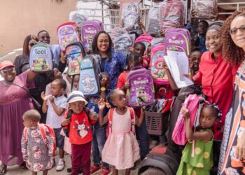 Rentrée scolaire : Zita Oligui Nguema étend son élan de solidarité aux familles vulnérables de l’Estuaire