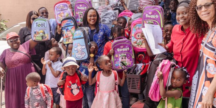 Rentrée scolaire : Zita Oligui Nguema étend son élan de solidarité aux familles vulnérables de l’Estuaire