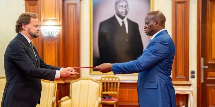 Diplomatie : Oligui Nguema reçoit les lettres de créance de six nouveaux ambassadeurs